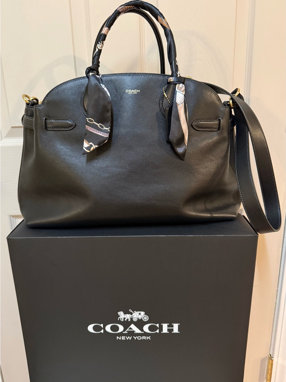 COACH Empire 40 - Picture 7 of 15